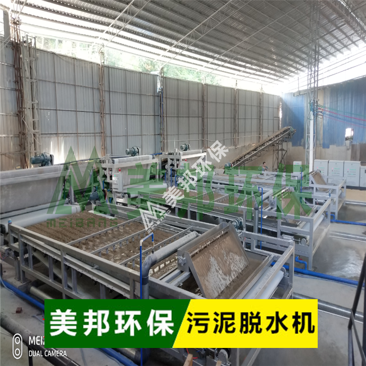 洗沙泥漿脫水，清水循環(huán)使用，泥餅手抓不出水