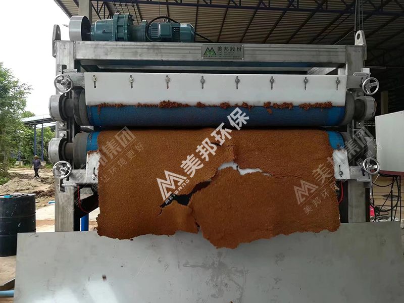 泰國(guó)客戶使用美邦帶式壓榨機(jī)處理椰糠脫水 泰國(guó)客戶使用美邦帶式壓榨機(jī)處理椰糠脫水